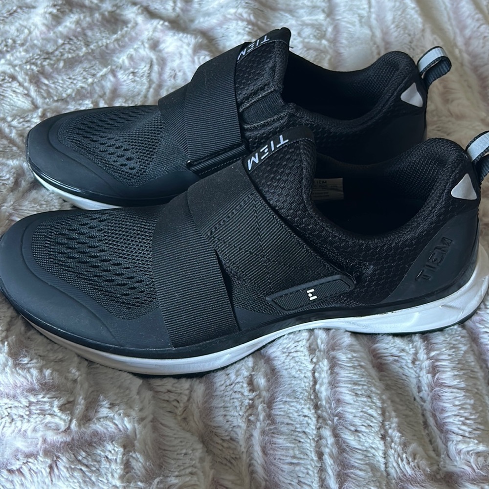 Tiem Womens Size 8 Cycling shoes with clips